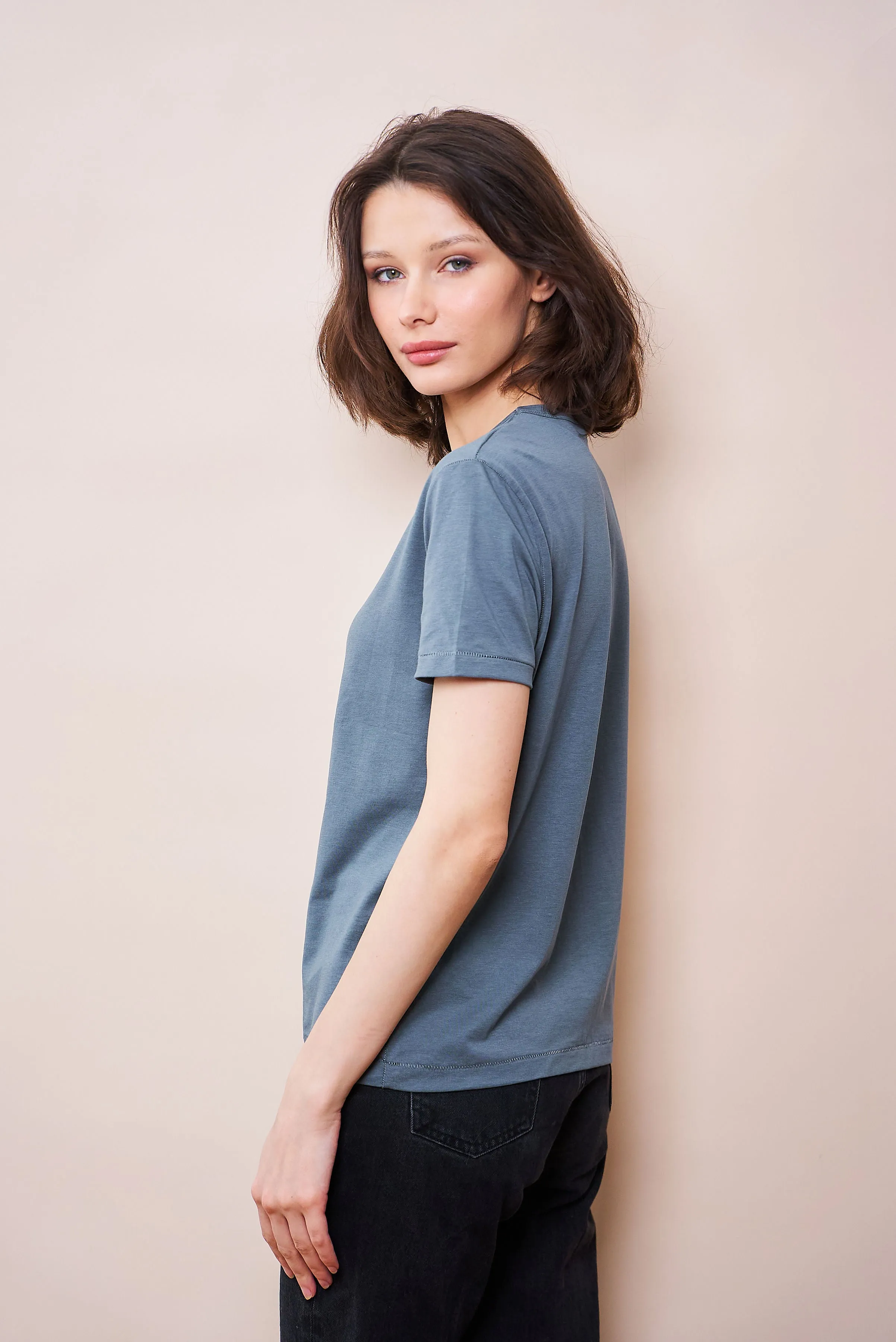 Majestic Lyocell Cotton Semi Relaxed Short Sleeve Crewneck in Gris Bleu