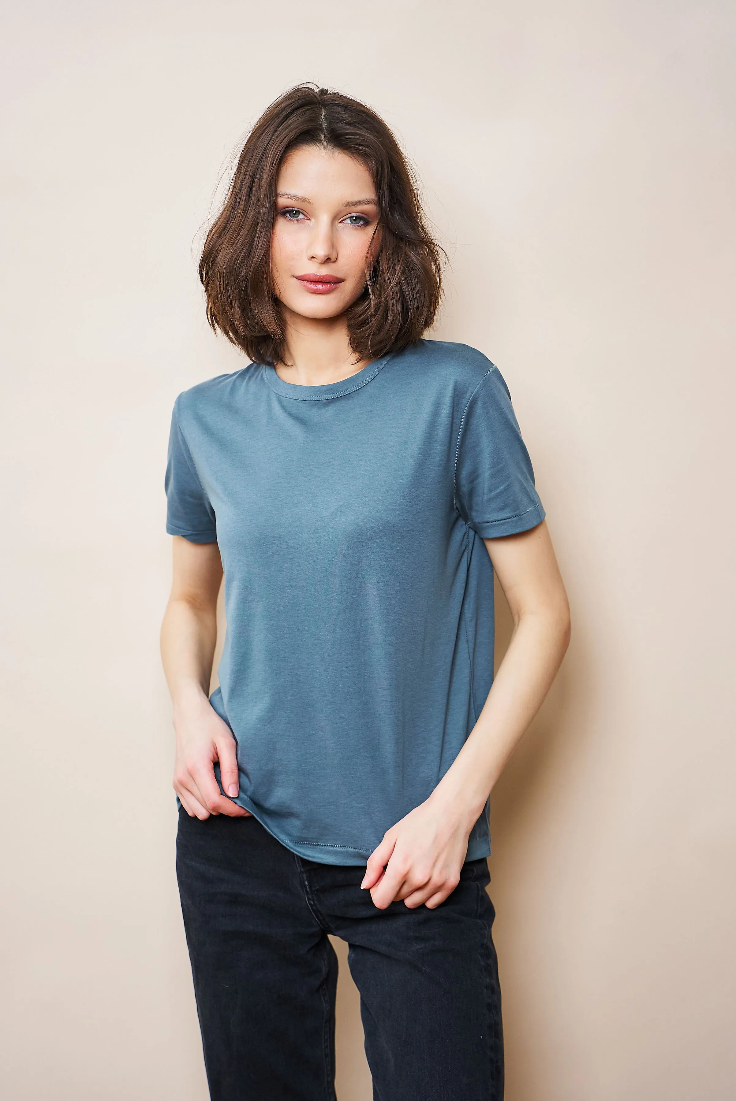 Majestic Lyocell Cotton Semi Relaxed Short Sleeve Crewneck in Gris Bleu